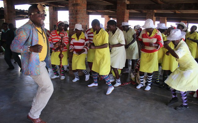 Chiremba Hwesamasango dancing with female prisoners. — (Picture by Takawira Dapi)
