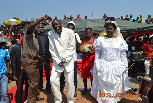 Chancellor Junior School headmaster Mr Chihowa gives cash to the “newly weds”.