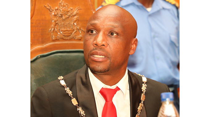 17 eye Mutare top post