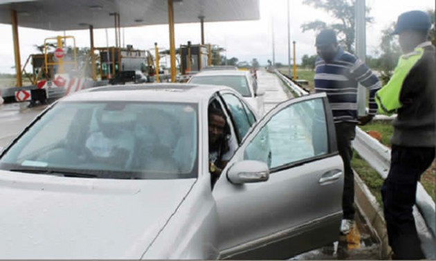 Jah Prayzah (in passenger seat) remonstrates with police officers at the toll gate along the Gweru-Kwekwe highway on Sunday