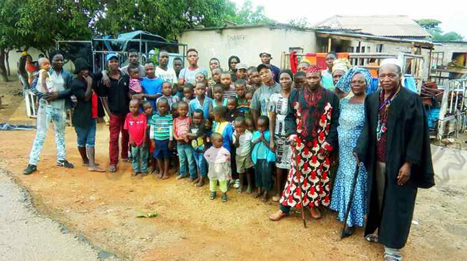 ‘Social distancing’ yonetsa . . .Baba, vakadzi 20, nevana +100 Nevazukuru