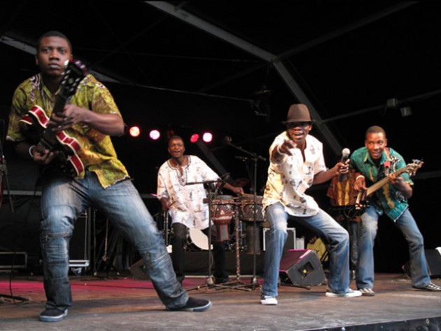 Mokoomba on stage