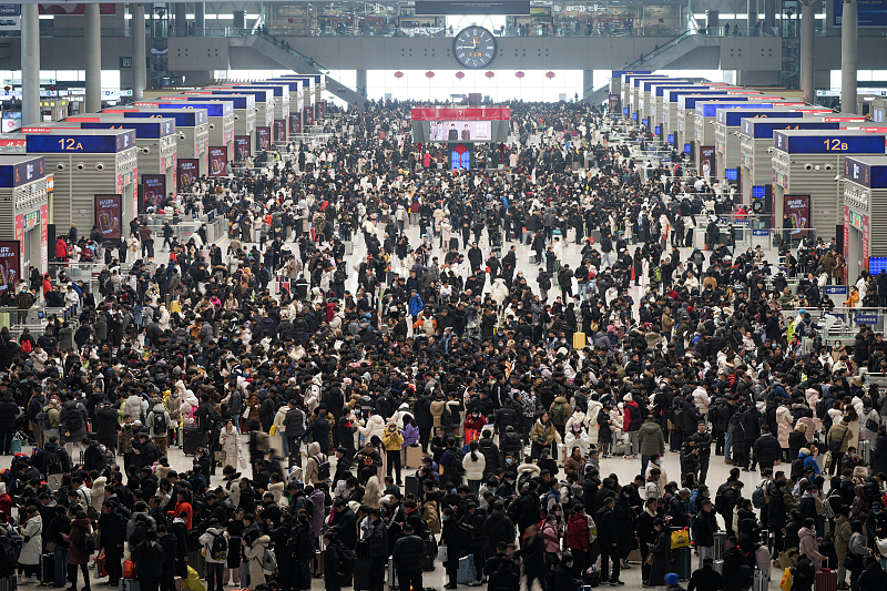 How does China cope with huge traffic rush in extreme weather?