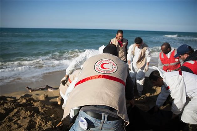 Migrants drown off Libya, hundreds rescued