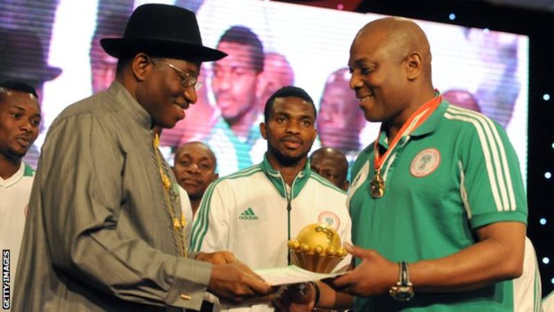 Nigerian President Goodluck Jonathan (left) held a banquet in honour of Stephen Keshi (right) and the Nigeria team after they won the 2013 Africa Cup of Nations