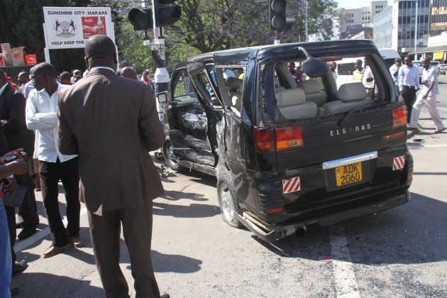Accident along Nelson Mandela and Second street which which invovled  three vehicles after a Quantum crosseda red robot_0681 (6)