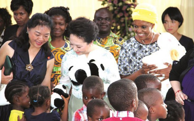 Chinese First Lady Peng Liyuan hands gifts to children at Dr Amai Mugabe Children’s home
