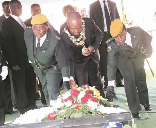 Harare Mayor Councillor Bernard Manyenyeni lays a wreath during the burial of Cdes Victoria Chitepo and Vivian Mwashita at the National Heroes Acre