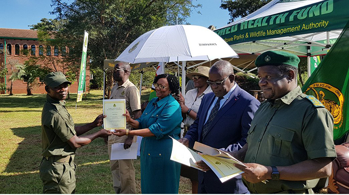 Zimparks trains Doma rangers