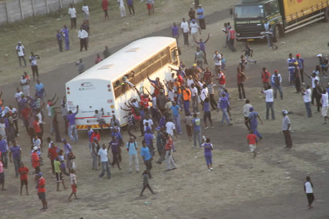 CHEERING THE RIVALS . . . Dynamos fans cheer the FC Platinum players and coaching staff as the Zvishavane side’s team bus leaves Rufaro yesterday