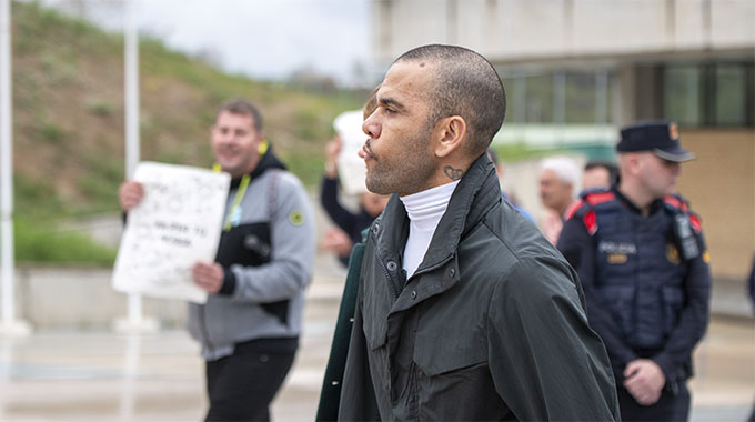 Alves leaves Spanish prison