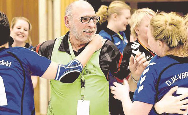 Top handball coach jets in