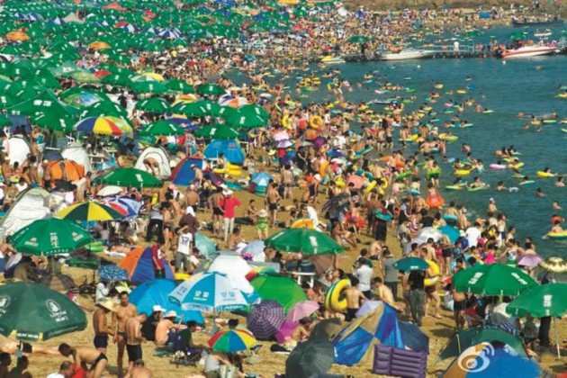 As China’s heatwave hits 104 °F in a slew of cities, people get creative about cooling off. — China Daily.