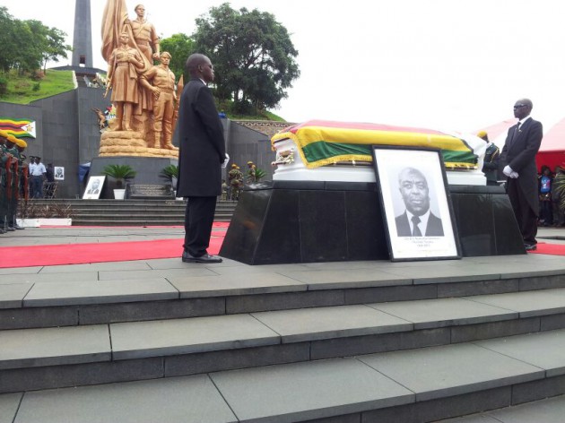 The casket in front of the Tomb of the Unknown Soldier (Pic by Elita Chikwati)