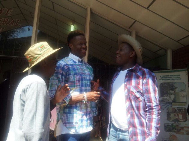 Chatunga (R) and Robert Mugabe Jr (C) talk to an unidentified companion. (pic by Elita Chikwati)