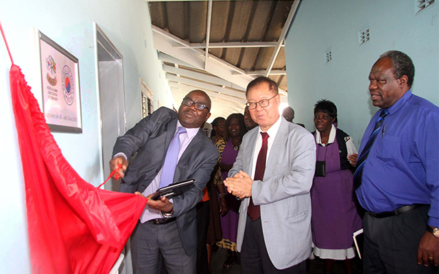 Koica Alumni Association of Zimbabwe (KAAZ) president Jonathan Chandavengerwa (left), South Korea ambassador Kwon Yong-kyu (center) and Jairos Jiri branch centre board member and treasurer John Dzinamurungu (right) at the official handover of a refurbished dormitory donated by KAAZ and Korean embassy to Jairosi Jiri special school in Harare on Friday last week. (Picture by Memory Mangombe).