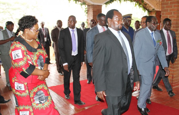 President Mugabe is welcomed upon his arrival to attend the Central Committee meeting by VP Mujuru in Chinhoyi today