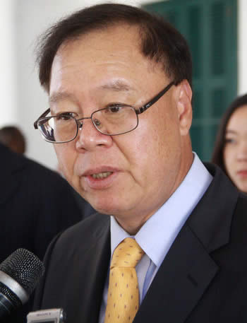 5 envoys present credentials