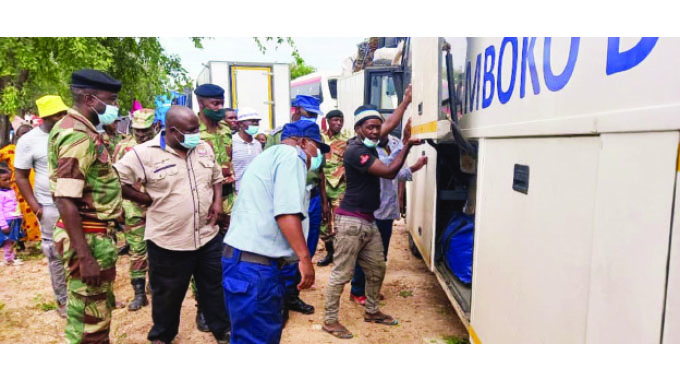 SA, Zimbabwe round up border jumpers, smugglers
