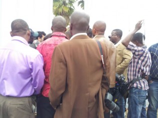 Journalists jostle to gain entry into Morgan Tsvangirai's Highlands residence (Pic:Elita Chikwati)