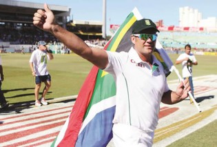 AU REVOIR . . . Jacques Kallis acknowledges the crowd in his lap of honour around the field during his final Test Match for South Africa in Durban on Monday