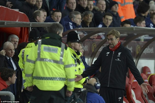 HAYWIRE . . . Liverpool manager Jurgen Klopp (right) gestures as a heated row between staff members of both teams takes place on Wednesday during the English Premiership match between the Reds and Sunderland. — Mailonline