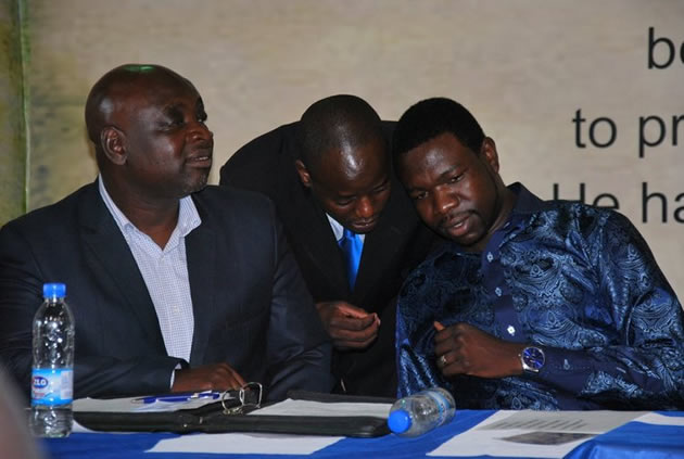 Sweeney Mushonga converses with Prophet Walter Magaya, while Willard Manyengavana looks on
