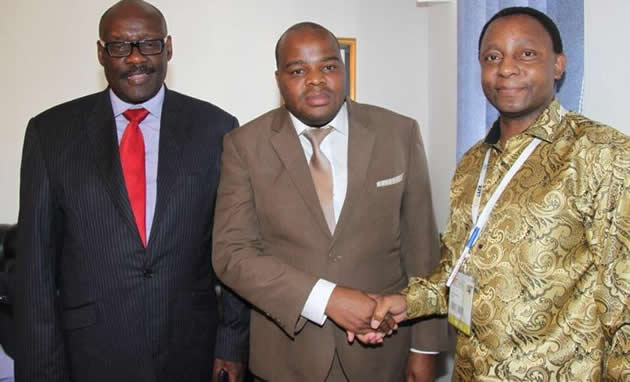 Mr Mandishona (Centre)