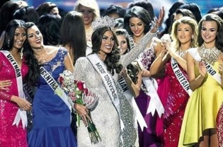 Miss Universe 2013 Gabriela Isler (centre), waves after winning the 2013 pageant in Moscow on Saturday. - AP