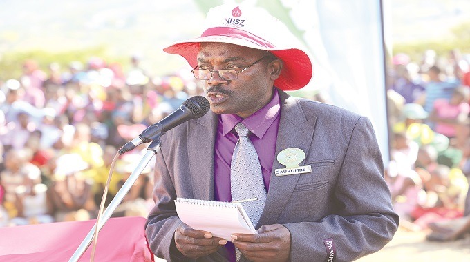 Gogo vomanikidza muzukuru kuyamwisa nyoka