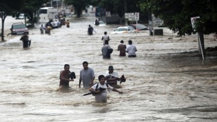 Residents attempt to flee from the flooded area in Acapulco, Guerrero state, Mexico, after heavy rains hit the area on September 16, 2013. – AFP.