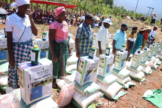 Farmers are ready for the 2023-24 agricultural season after they received inputs from Government during the Mutasa District Pfumvudza/Intwasa Inputs Scheme distribution launch in Hamudikuwanda Village on Wednesday
