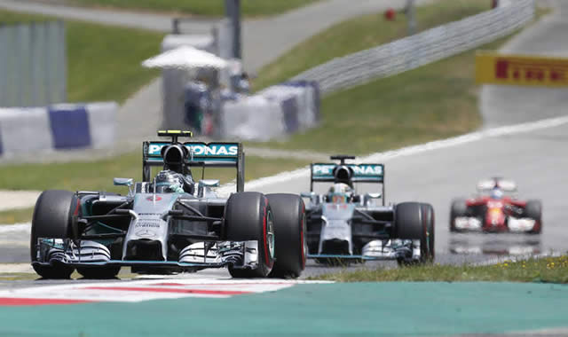 Rosberg holds off Hamilton