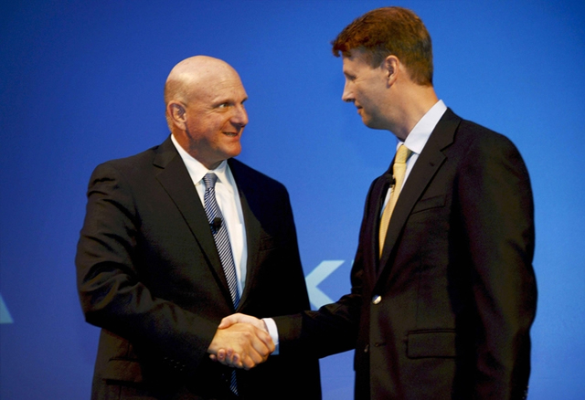Microsoft CEO Steve Ballmer (left) shakes hands with Nokia board chairman Risto Siilasmaa during the Press conference of Finnish mobile manufacturer Nokia in Espoo yesterday.— AFP
