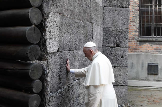 Pope in silent Auschwitz prayer