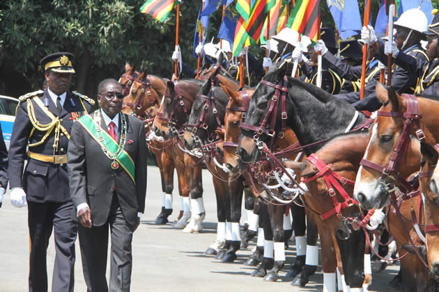 President Mugabe inspects Guard of Hounor at State House