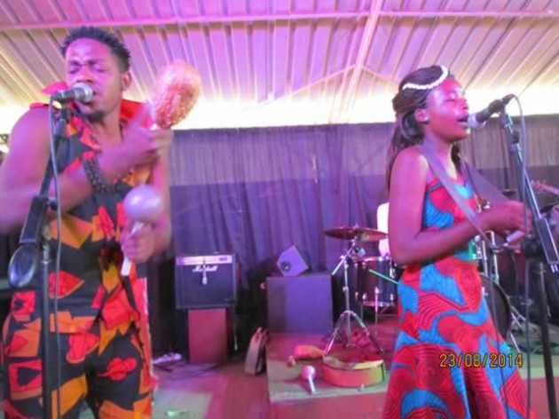 Prince Musarurwa and Tendai Mavengeni during their perfomance at Book Cafe