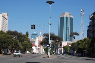 Analysts think restoring the lender of last resort function to the RBZ should be the solution to the banking sector liquidity crunch