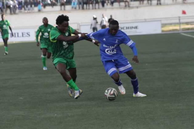 HANDS OFF . . . Dynamos striker Simba Sithole (right) tries to shrug off the challenge of CAPS United defender Carlton Munzambwa during yesterday's match at Rufaro. — (Picture by Munyaradzi Chamalimba.