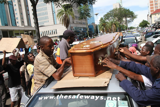 Striking taxi drivers.jpg2