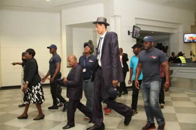 Tallest man causes stir in Harare