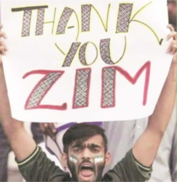 THE PLACARD SAYS IT ALL . . . A Pakistan fan shows his passion and shares his thoughts about Zimbabwe’s landmark tour to his country