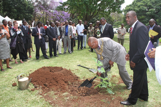 Harare Gardens yesterday. Looking on (right) is Rooftop Promotions’ board member Ray Mawerera