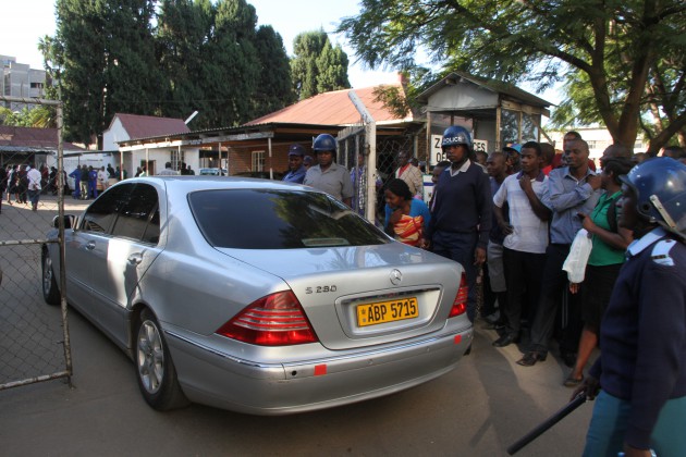 The vehicle carrying Tafadzwa Mapako being escorted into Civil Court by riot police today.