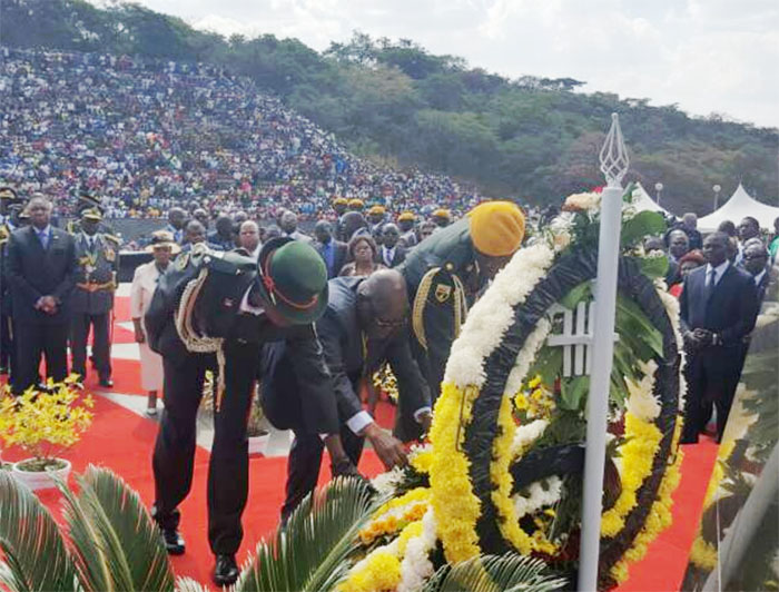 Minister Tshinga Dube laying the wreath of flowers at the tomb of the unknown soldier