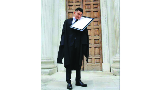 Armless Chinese young man graduates from Cambridge