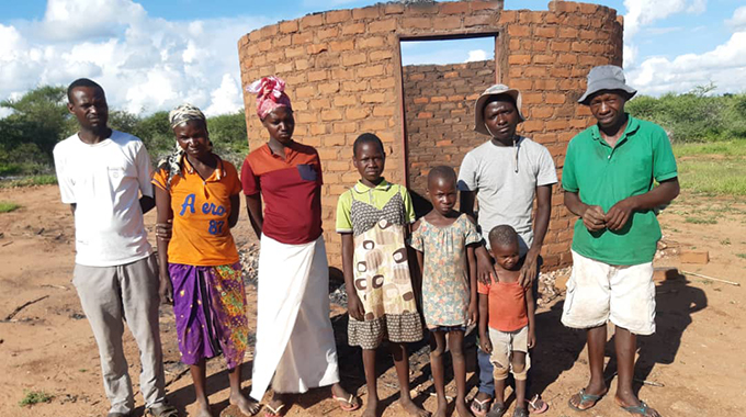 Lightning strikes huts in Siyoka