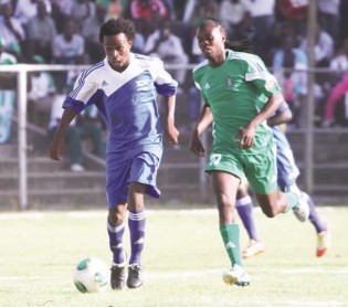GUNNING FOR GOLD . . . ZPC Kariba midfielder Pride Tafirenyika charges for goal under the surveillance of CAPS United’s Tendai Samanja during yesterday’s match at Gwanzura