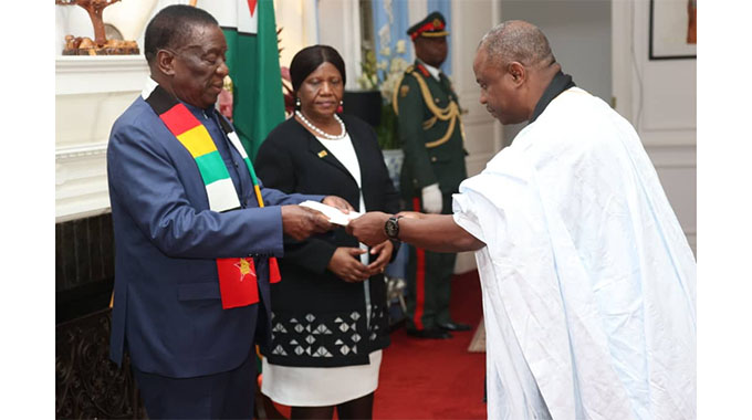 5 diplomats present credentials