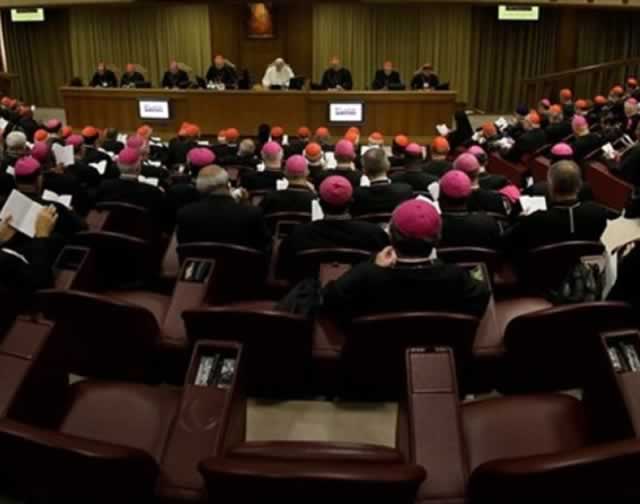 Pope Francis opens last Saturday’s morning session of the Synod on the Family. — Petrik Bohumil/CNA